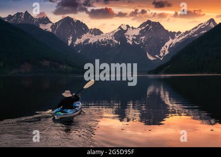 Kayak in acqua circondata dalla splendida Canadian Mountain Foto Stock