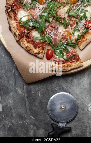 Mozzarella Pizza vista dall'alto con coltello per pizza su sfondo grigio argilloso Foto Stock