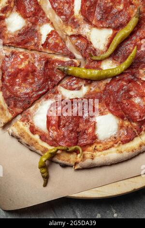 Pepperoni e Mozzarella Pizza vista dall'alto su sfondo grigio argilloso Foto Stock