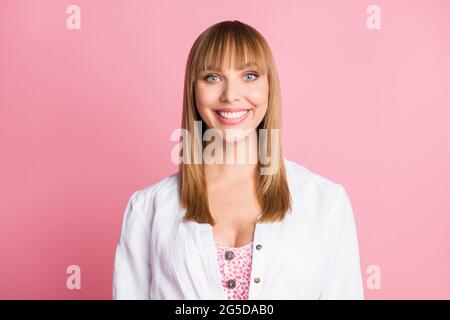 Foto di affascinante giovane donna sguardo macchina fotografica toothy beaming sorriso indossare blusa bianca isolato colore rosa sfondo Foto Stock