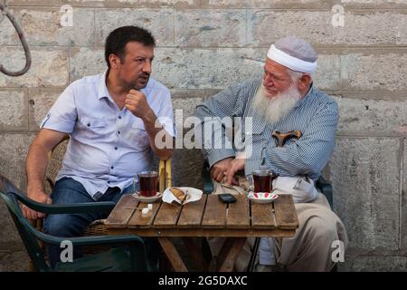 Due uomini in conversazione presso una casa da tè (cay evi) nel distretto Fatih di Istanbul Foto Stock