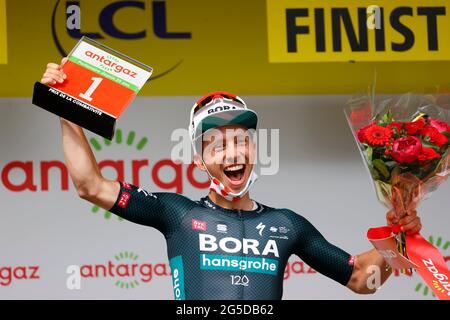 L'olandese IDE Schelling di Bora-Hansgrohe festeggia sul podio dopo aver vinto il premio di combatività dopo la prima tappa della 108a edizione della T Foto Stock