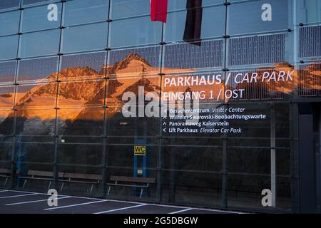 Picco del Monte Grossglockner ha riflettuto nel parcheggio di Franz-Josefs-Hoehe, punto finale della strada alpina di Grossglockner Foto Stock