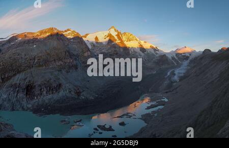 alba a Mt. Grossglockner, il ghiacciaio di Pasterze è un simbolo per il ritiro glaciale e il riscaldamento globale. Alta risoluzione Foto Stock