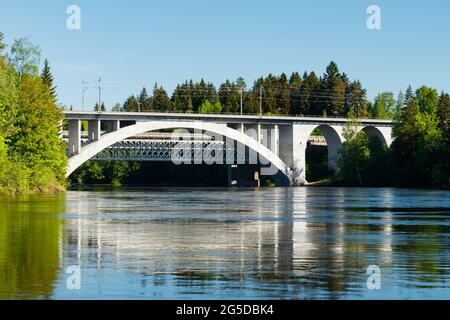 Paesaggio estivo di ponte e acque del fiume Kymijoki in Finlandia, Kymenlaakso, Kouvola, Koria Foto Stock