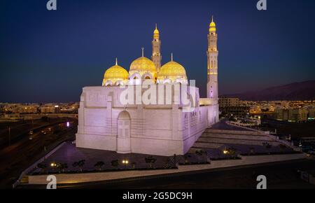 Vista notturna della moschea di Muhammad al-Amin a Mascate, Oman Foto Stock