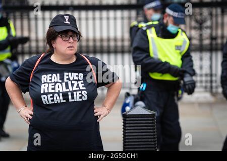 Londra, Regno Unito. 26 Giugno 2021. Un protestante attende l'inizio della marcia anti-blocco in Piazza del Parlamento. Migliaia di persone hanno marciato per sollevare le loro preoccupazioni per quanto riguarda la legislazione governativa incentrata sulle vaccinazioni e la libertà di viaggiare.ÊAndy Barton/Alamy Live News Credit: Andy Barton/Alamy Live News Foto Stock