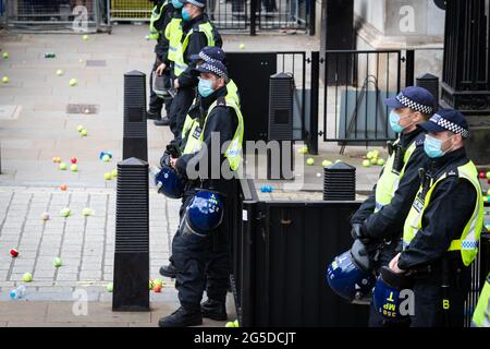 Londra, Regno Unito. 26 Giugno 2021. La polizia sta in piedi guardia, mentre i dimostranti di una dimostrazione anti-blocco gettano palle da tennis in Downing Street. Migliaia di persone hanno marciato per sollevare le loro preoccupazioni per quanto riguarda la legislazione governativa incentrata sulle vaccinazioni e la libertà di viaggiare.ÊAndy Barton/Alamy Live News Credit: Andy Barton/Alamy Live News Foto Stock