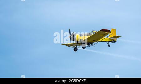 L'aereo sta spolverando le zanzare dall'aria Foto Stock