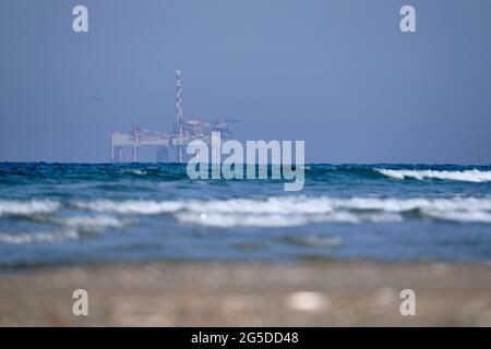 Ameland, Olanda aprile 20,2021-NAM, piattaforma offshore con spiaggia, sabbia e surf. Estrazione di gas naturale nella regione di Wadden-Mare del Nord Foto Stock