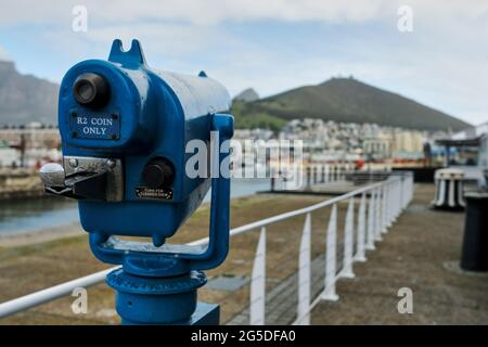 Monoculare a moneta blu con prezzi puntati verso Signal Hill e Table Mountain al V&A Waterfront, città del Capo, Sudafrica. (06/2021) Foto Stock