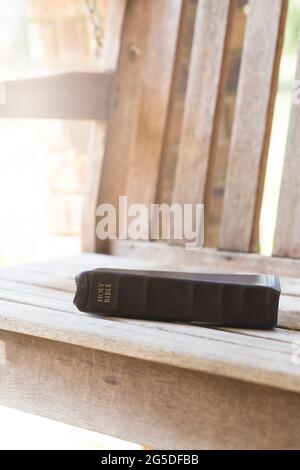 Diario personale studio ufficiale con la Bibbia e la penna di business e  gli occhiali da lettura Foto stock - Alamy