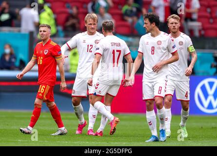 Il danese Kasper Dolberg (seconda a sinistra) celebra il primo gol del gioco con i compagni di squadra durante il round UEFA Euro 2020 del 16 che si tiene alla Johan Cruijff Arena di Amsterdam, Paesi Bassi. Data immagine: Sabato 26 giugno 2021. Foto Stock