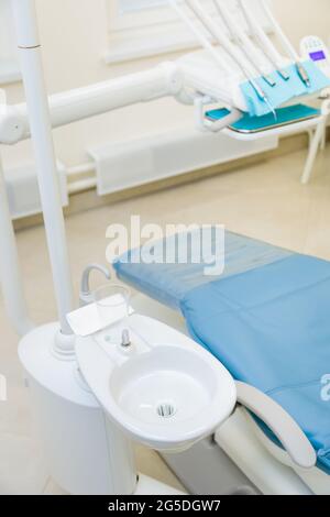 Apparecchiature e dispositivi medici nell'ufficio odontoiatrico. Trattamento dentale e protesi. Foto Stock