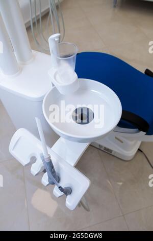 Apparecchiature e dispositivi medici nell'ufficio odontoiatrico. Trattamento dentale e protesi. Foto Stock