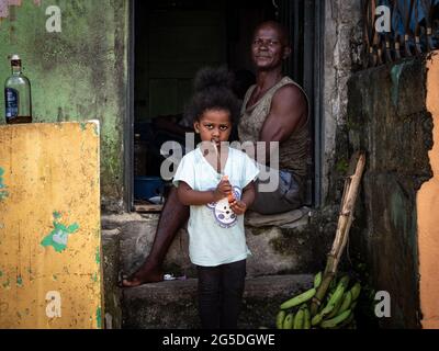 Padre con figlia che vive nel quartiere affoltito di QUIBDO, Colombia Foto Stock