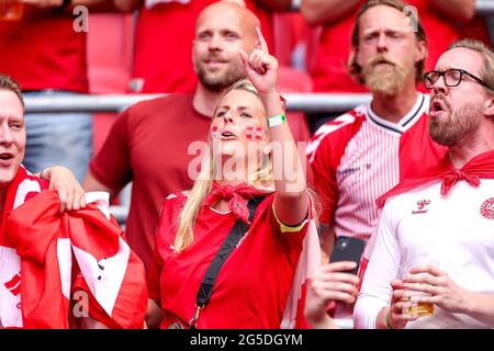 I tifosi danesi incoraggiano la loro squadra durante la partita UEFA Euro 2020 del 16 che si tiene alla Johan Cruijff Arena di Amsterdam, Paesi Bassi. Data immagine: Sabato 26 giugno 2021. Foto Stock