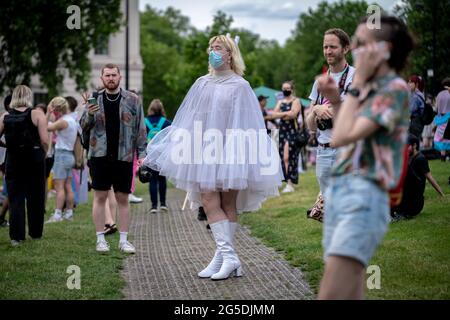 Londra, Regno Unito. 26 Giugno 2021. London Trans+ Pride. Qualche centinaio di persone e sostenitori transgender si riuniscono nei pressi di Wellington Arch, pronti per l'annuale marcia Trans-Pride di Londra attraverso la città. Radicata nell'attivismo, nella richiesta di cambiamento e anche nella celebrazione della vita dei transessuali in tutto il mondo, Trans Pride March mira a sensibilizzare ulteriormente gli attacchi in corso contro le persone trans, sia online che nel mondo reale. Credit: Guy Corbishley/Alamy Live News Foto Stock