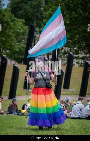 Londra, Regno Unito. 26 Giugno 2021. London Trans+ Pride. Qualche centinaio di persone e sostenitori transgender si riuniscono nei pressi di Wellington Arch, pronti per l'annuale marcia Trans-Pride di Londra attraverso la città. Radicata nell'attivismo, nella richiesta di cambiamento e anche nella celebrazione della vita dei transessuali in tutto il mondo, Trans Pride March mira a sensibilizzare ulteriormente gli attacchi in corso contro le persone trans, sia online che nel mondo reale. Credit: Guy Corbishley/Alamy Live News Foto Stock