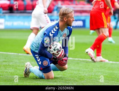 Il portiere danese Kasper Schmeichel si è dichiarato in palio durante la partita UEFA Euro 2020 del 16 che si è tenuta alla Johan Cruijff Arena di Amsterdam, Paesi Bassi. Data immagine: Sabato 26 giugno 2021. Foto Stock