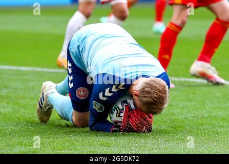 Il portiere danese Kasper Schmeichel si è dichiarato in palio durante la partita UEFA Euro 2020 del 16 che si è tenuta alla Johan Cruijff Arena di Amsterdam, Paesi Bassi. Data immagine: Sabato 26 giugno 2021. Foto Stock