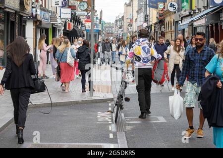 Cork, Irlanda. 26 Giugno 2021. Gli amanti dello shopping amano il clima caldo, Cork, Irlanda. La folla di amanti dello shopping è scesa a Cork City questo pomeriggio per ammirare il clima caldo che è previsto per continuare verso la fine della prossima settimana. Nonostante sia stato abbastanza sovrastato a volte il sole si è rotto immergendo la città nella luce del sole calda. Credit: Damian Coleman/Alamy Live News Foto Stock