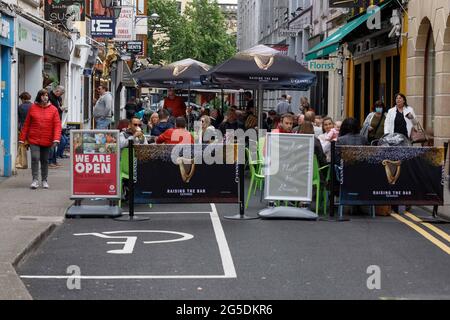 Cork, Irlanda. 26 Giugno 2021. Gli amanti dello shopping amano il clima caldo, Cork, Irlanda. La folla di amanti dello shopping è scesa a Cork City questo pomeriggio per ammirare il clima caldo che è previsto per continuare verso la fine della prossima settimana. Nonostante sia stato abbastanza sovrastato a volte il sole si è rotto immergendo la città nella luce del sole calda. Credit: Damian Coleman/Alamy Live News Foto Stock