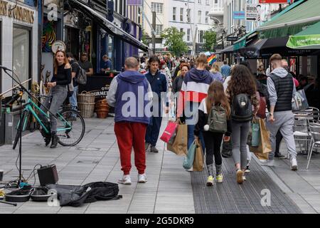 Cork, Irlanda. 26 Giugno 2021. Gli amanti dello shopping amano il clima caldo, Cork, Irlanda. La folla di amanti dello shopping è scesa a Cork City questo pomeriggio per ammirare il clima caldo che è previsto per continuare verso la fine della prossima settimana. Nonostante sia stato abbastanza sovrastato a volte il sole si è rotto immergendo la città nella luce del sole calda. Credit: Damian Coleman/Alamy Live News Foto Stock