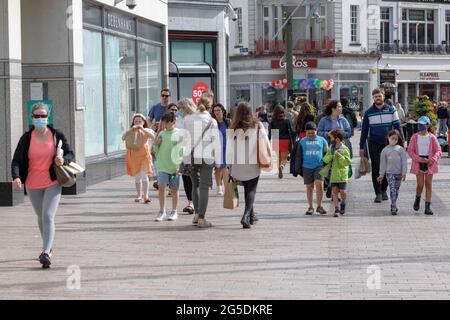 Cork, Irlanda. 26 Giugno 2021. Gli amanti dello shopping amano il clima caldo, Cork, Irlanda. La folla di amanti dello shopping è scesa a Cork City questo pomeriggio per ammirare il clima caldo che è previsto per continuare verso la fine della prossima settimana. Nonostante sia stato abbastanza sovrastato a volte il sole si è rotto immergendo la città nella luce del sole calda. Credit: Damian Coleman/Alamy Live News Foto Stock