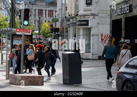 Cork, Irlanda. 26 Giugno 2021. Gli amanti dello shopping amano il clima caldo, Cork, Irlanda. La folla di amanti dello shopping è scesa a Cork City questo pomeriggio per ammirare il clima caldo che è previsto per continuare verso la fine della prossima settimana. Nonostante sia stato abbastanza sovrastato a volte il sole si è rotto immergendo la città nella luce del sole calda. Credit: Damian Coleman/Alamy Live News Foto Stock