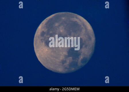 Lahore, Pakistan. 26 Giugno 2021. Una vista dell'ultima Luna Super, luna fragola dell'anno 2021 in cielo a Lahore. L'ultima superluna del 2021, la luna piena di fragole, sorgerà oggi e sarà visibile a Lahore. Secondo l'esperto astrologico Dr Javed Iqbal, la luna sarà più vicina alla terra del solito e così, apparirà più grande, così il termine 'Luna più grande'. La luna piena di fragole apparirà più luminosa alle 11:39, ha detto l'esperto. (Foto di Rana Sajid Hussain/Pacific Press) Credit: Pacific Press Media Production Corp./Alamy Live News Foto Stock