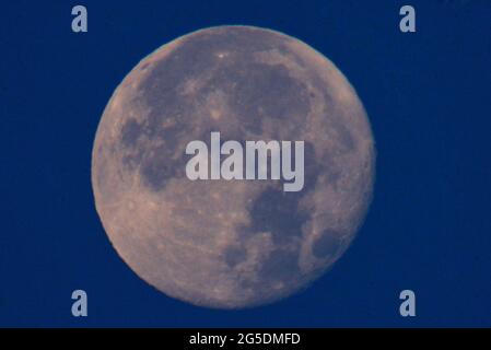 Lahore, Pakistan. 26 Giugno 2021. Una vista dell'ultima Luna Super, luna fragola dell'anno 2021 in cielo a Lahore. L'ultima superluna del 2021, la luna piena di fragole, sorgerà oggi e sarà visibile a Lahore. Secondo l'esperto astrologico Dr Javed Iqbal, la luna sarà più vicina alla terra del solito e così, apparirà più grande, così il termine 'Luna più grande'. La luna piena di fragole apparirà più luminosa alle 11:39, ha detto l'esperto. (Foto di Rana Sajid Hussain/Pacific Press) Credit: Pacific Press Media Production Corp./Alamy Live News Foto Stock