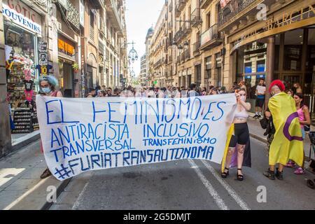 I contro-manifestanti hanno un banner che dice, il femminismo è anti-razzista inclusivo transfeminismo durante la dimostrazione. I gruppi femministi hanno dimostrato a Barcellona contro la ‘Trans Law' una legge che cerca di riconoscere i diritti violati nei confronti della Trans People dal ministro spagnolo dell'uguaglianza, Irene Montero. La legge arriverà martedì al Consiglio dei ministri e le femministe chiedono al PSOE (Partito socialista spagnolo dei lavoratori) di votare contro e di non permettere a Passi pure. Il gruppo transgender e i sostenitori hanno tenuto una contromondimostrazione all'ingresso della piazza dove erano le femministe. A s Foto Stock