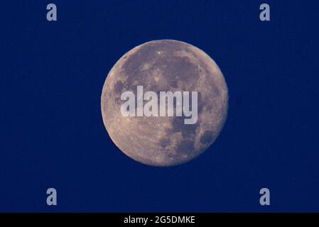 Lahore, Pakistan. 26 Giugno 2021. Una vista dell'ultima Luna Super, luna fragola dell'anno 2021 in cielo a Lahore. L'ultima superluna del 2021, la luna piena di fragole, sorgerà oggi e sarà visibile a Lahore. Secondo l'esperto astrologico Dr Javed Iqbal, la luna sarà più vicina alla terra del solito e così, apparirà più grande, così il termine 'Luna più grande'. La luna piena di fragole apparirà più luminosa alle 11:39, ha detto l'esperto. (Foto di Rana Sajid Hussain/Pacific Press) Credit: Pacific Press Media Production Corp./Alamy Live News Foto Stock