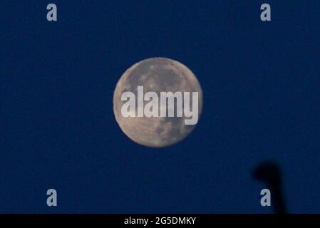 Lahore, Pakistan. 26 Giugno 2021. Una vista dell'ultima Luna Super, luna fragola dell'anno 2021 in cielo a Lahore. L'ultima superluna del 2021, la luna piena di fragole, sorgerà oggi e sarà visibile a Lahore. Secondo l'esperto astrologico Dr Javed Iqbal, la luna sarà più vicina alla terra del solito e così, apparirà più grande, così il termine 'Luna più grande'. La luna piena di fragole apparirà più luminosa alle 11:39, ha detto l'esperto. (Foto di Rana Sajid Hussain/Pacific Press) Credit: Pacific Press Media Production Corp./Alamy Live News Foto Stock