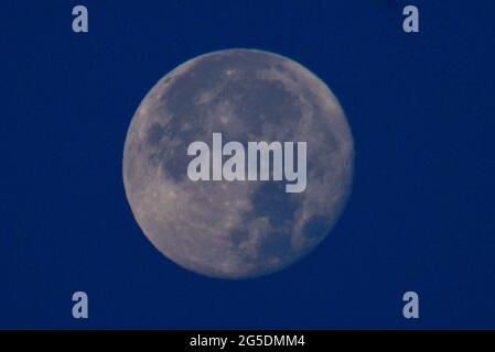 Lahore, Pakistan. 26 Giugno 2021. Una vista dell'ultima Luna Super, luna fragola dell'anno 2021 in cielo a Lahore. L'ultima superluna del 2021, la luna piena di fragole, sorgerà oggi e sarà visibile a Lahore. Secondo l'esperto astrologico Dr Javed Iqbal, la luna sarà più vicina alla terra del solito e così, apparirà più grande, così il termine 'Luna più grande'. La luna piena di fragole apparirà più luminosa alle 11:39, ha detto l'esperto. (Foto di Rana Sajid Hussain/Pacific Press) Credit: Pacific Press Media Production Corp./Alamy Live News Foto Stock