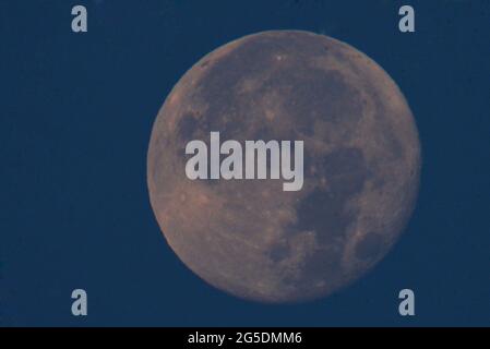 Lahore, Pakistan. 26 Giugno 2021. Una vista dell'ultima Luna Super, luna fragola dell'anno 2021 in cielo a Lahore. L'ultima superluna del 2021, la luna piena di fragole, sorgerà oggi e sarà visibile a Lahore. Secondo l'esperto astrologico Dr Javed Iqbal, la luna sarà più vicina alla terra del solito e così, apparirà più grande, così il termine 'Luna più grande'. La luna piena di fragole apparirà più luminosa alle 11:39, ha detto l'esperto. (Foto di Rana Sajid Hussain/Pacific Press) Credit: Pacific Press Media Production Corp./Alamy Live News Foto Stock