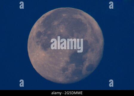 Lahore, Pakistan. 26 Giugno 2021. Una vista dell'ultima Luna Super, luna fragola dell'anno 2021 in cielo a Lahore. L'ultima superluna del 2021, la luna piena di fragole, sorgerà oggi e sarà visibile a Lahore. Secondo l'esperto astrologico Dr Javed Iqbal, la luna sarà più vicina alla terra del solito e così, apparirà più grande, così il termine 'Luna più grande'. La luna piena di fragole apparirà più luminosa alle 11:39, ha detto l'esperto. (Foto di Rana Sajid Hussain/Pacific Press) Credit: Pacific Press Media Production Corp./Alamy Live News Foto Stock