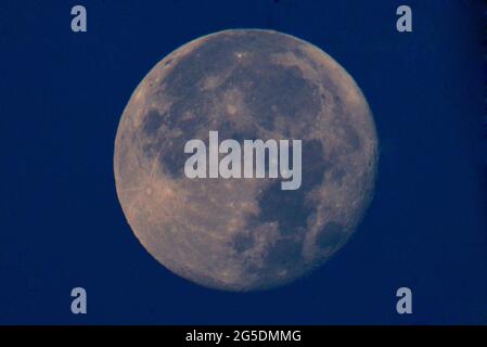 Lahore, Pakistan. 26 Giugno 2021. Una vista dell'ultima Luna Super, luna fragola dell'anno 2021 in cielo a Lahore. L'ultima superluna del 2021, la luna piena di fragole, sorgerà oggi e sarà visibile a Lahore. Secondo l'esperto astrologico Dr Javed Iqbal, la luna sarà più vicina alla terra del solito e così, apparirà più grande, così il termine 'Luna più grande'. La luna piena di fragole apparirà più luminosa alle 11:39, ha detto l'esperto. (Foto di Rana Sajid Hussain/Pacific Press) Credit: Pacific Press Media Production Corp./Alamy Live News Foto Stock