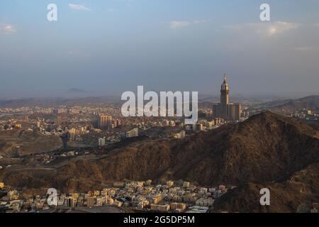 Vista panoramica sullo skyline della città di Mecca dal Monte Nour. Skyline con Abraj al Bait. Royal Clock Tower a Makkah, Arabia Saudita. Foto Stock