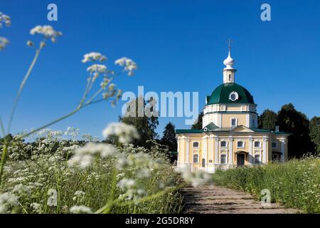 REGIONE DI MOSCA, RUSSIA - 10 giugno 2021, Chiesa di Michele Arcangelo nel villaggio di Tarakanovo, regione di Mosca. In questa chiesa il blocco poeta e. Foto Stock