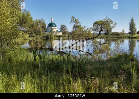 REGIONE DI MOSCA, RUSSIA - 10 giugno 2021, Chiesa di Michele Arcangelo nel villaggio di Tarakanovo, regione di Mosca. In questa chiesa il blocco poeta e. Foto Stock