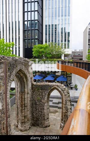 Vista di St. Alphage High Walk, St Alphege Church e Barbie Green Cafe Londra Wall Place Barbican City of London UK primavera 2021 Inghilterra KATHY DEWITT Foto Stock