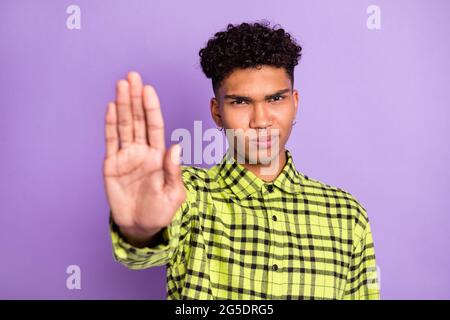 Ritratto di bel ragazzo stretto che mostra il segno di arresto palma ignorare isolato su sfondo viola viola di colore viola Foto Stock