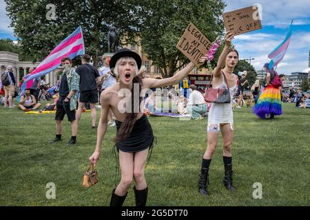 Londra, Regno Unito. 26 Giugno 2021. London Trans+ Pride. Qualche centinaio di persone e sostenitori transgender si riuniscono nei pressi di Wellington Arch, pronti per l'annuale marcia Trans-Pride di Londra attraverso la città. Radicata nell'attivismo, nella richiesta di cambiamento e anche nella celebrazione della vita dei transessuali in tutto il mondo, Trans Pride March mira a sensibilizzare ulteriormente gli attacchi in corso contro le persone trans, sia online che nel mondo reale. Credit: Guy Corbishley/Alamy Live News Foto Stock