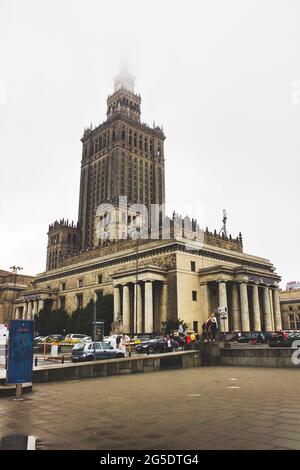 Varsavia, Polonia - 26 maggio 2018: Proiezione verticale grandangolare del Palazzo della Cultura e della Scienza famosa attrazione turistica coperta dalla nebbia in cima. Foto Stock