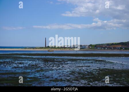 Vista attraverso la foce del fiume Tweed verso Tweedmouth, con prominente camino stack e Mare del Nord sullo sfondo, Berwick-upon-Tweed, Regno Unito. Foto Stock