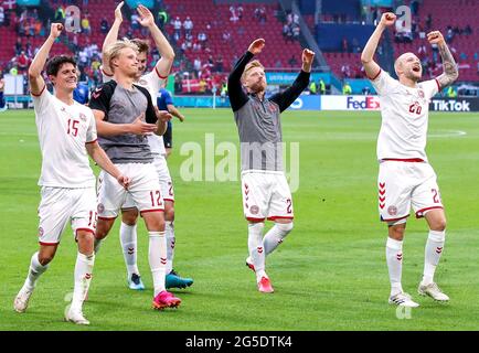 I giocatori danesi festeggiano dopo il fischio finale durante la partita UEFA Euro 2020 del 16 che si tiene alla Johan Cruijff Arena di Amsterdam, Paesi Bassi. Data immagine: Sabato 26 giugno 2021. Foto Stock