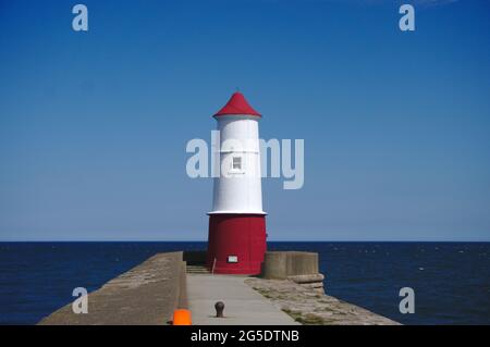 Faro di Berwick, il più settentrionale d'Inghilterra, costruito nel 1826, alla fine di Berwick Pier, Berwick-upon-Tweed, Northumberland, Regno Unito. Foto Stock