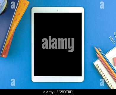 Schermo mockup per tablet digitale, sfondo del concetto di formazione e desktop blu con spazio di copia Foto Stock